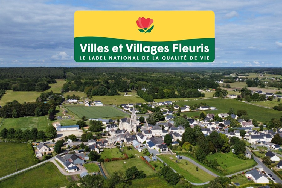 Passage à Neuillé du jury Villes et villages fleuris